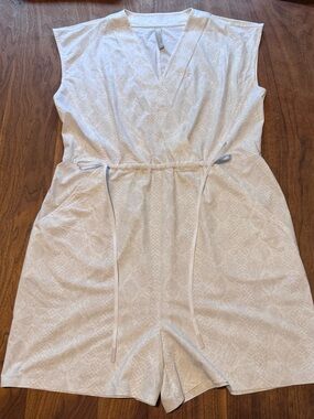 Athleta Marlow Romper in cream/white snake print Sz M in EUC Athleisure
